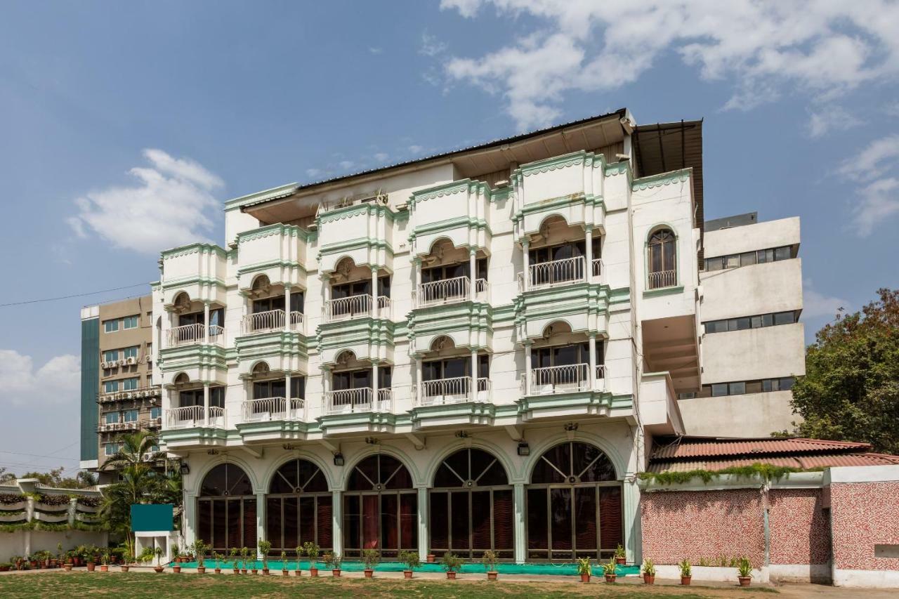 Oyo 38142 Girdhar Mahal Hotel Indore Exterior foto